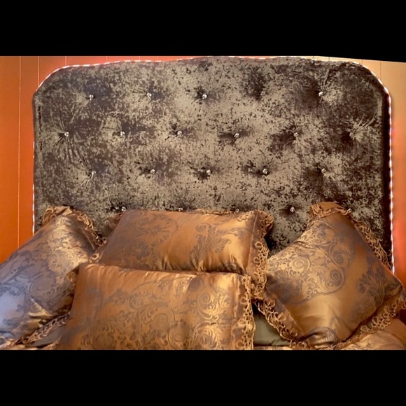 FULLY CUSTOMIZABLE HEADBOARDS. - Picture 2 of 2